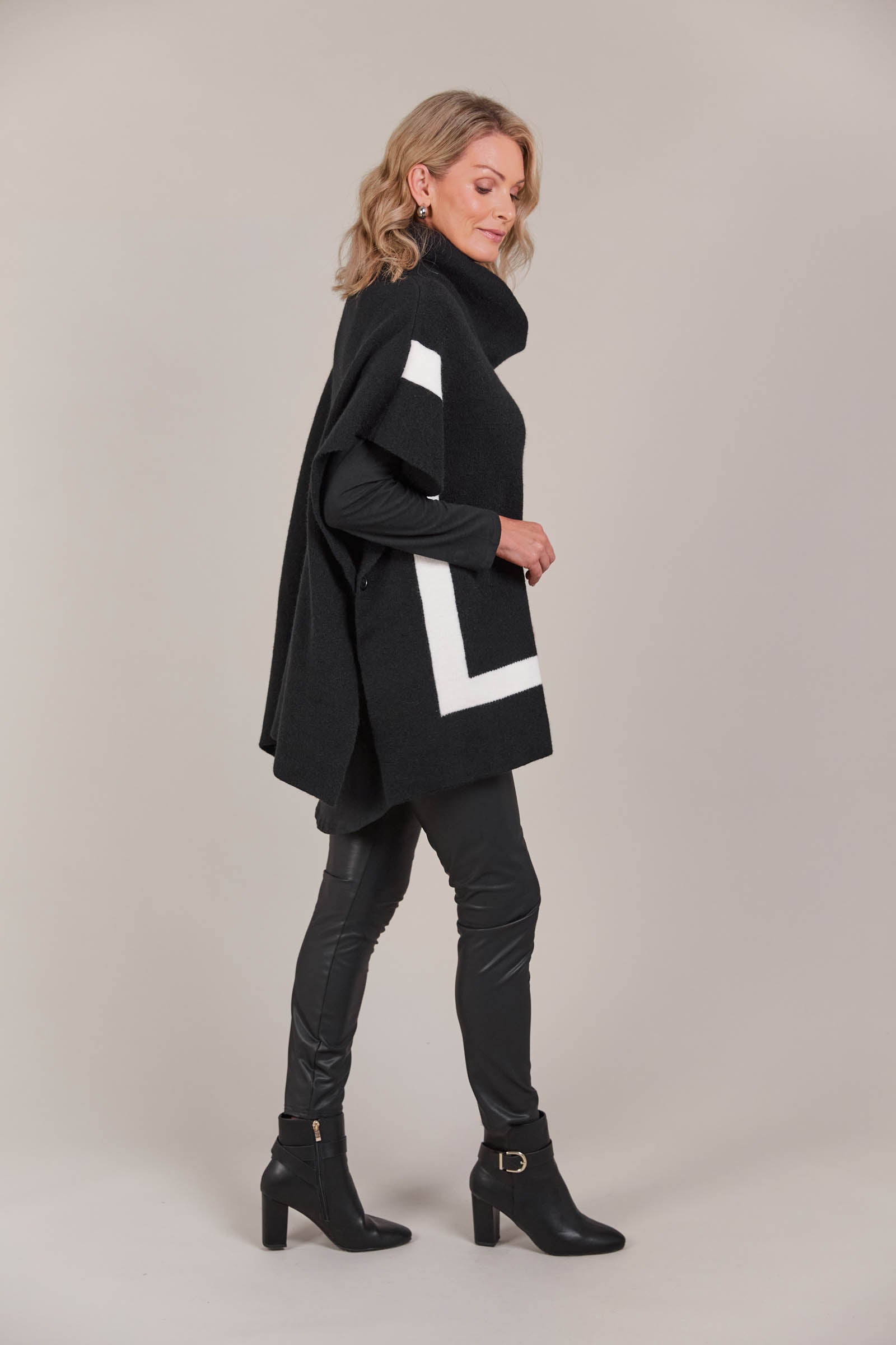 Avino Poncho - Black